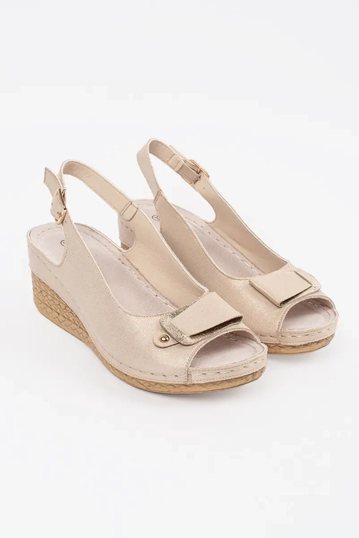Sandfarbene Damengelsandalen auf... Sandfarbene Damengelsandalen auf...