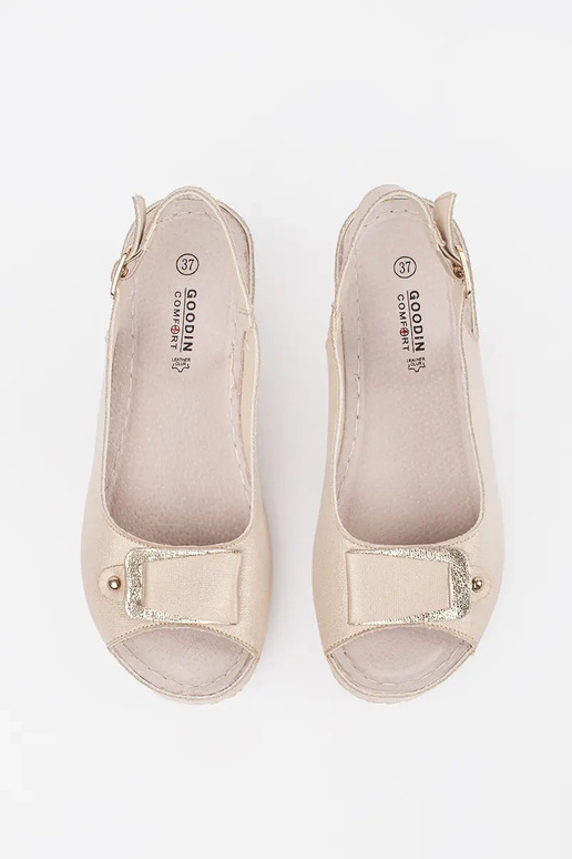 Sandfarbene Damengelsandalen auf... Sandfarbene Damengelsandalen auf...