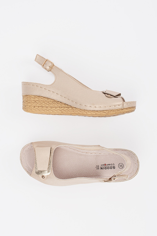 Sandfarbene Damengelsandalen auf... Sandfarbene Damengelsandalen auf...