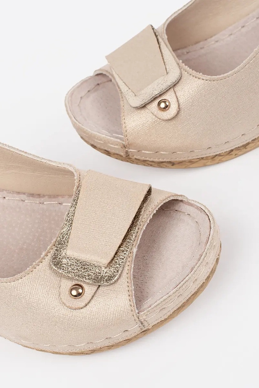 Sandfarbene Damengelsandalen auf... Sandfarbene Damengelsandalen auf...