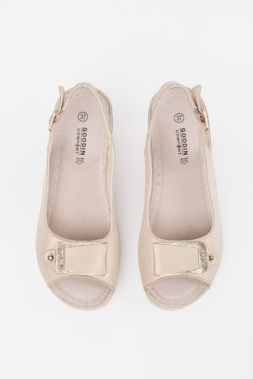 Sandfarbene Damengelsandalen auf... Sandfarbene Damengelsandalen auf...