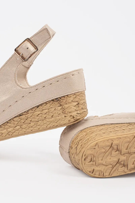 Sandfarbene Damengelsandalen auf... Sandfarbene Damengelsandalen auf...