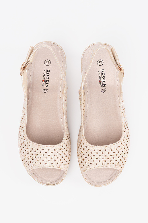 Durchbrochene Sandalen in...