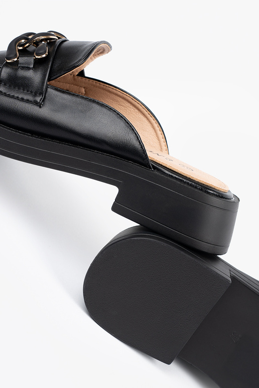 Schwarze Pantoletten aus Kunstleder... Schwarze Pantoletten aus Kunstleder...