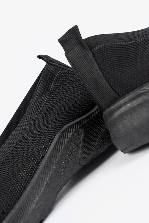 Schwarze Sportschuhe im Slipper-Modell