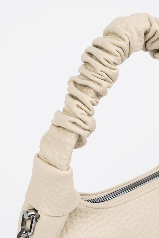 Blaue Handtasche mit dekorativem Schal