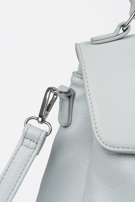 Blaue Handtasche mit Griff