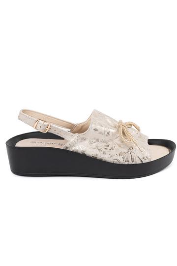 Elfenbeinfarbene Sandalen