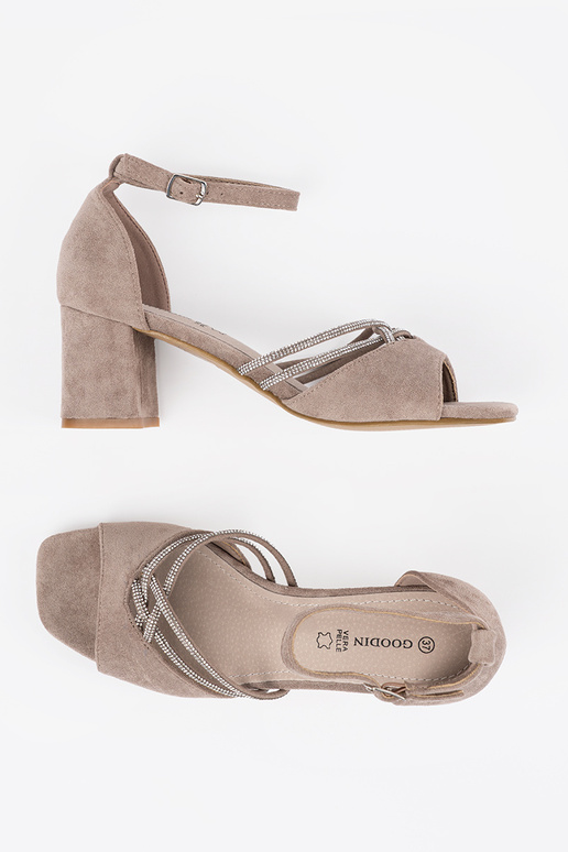Sandfarbene Wildleder-Damen-Sandalen... Sandfarbene Wildleder-Damen-Sandalen...