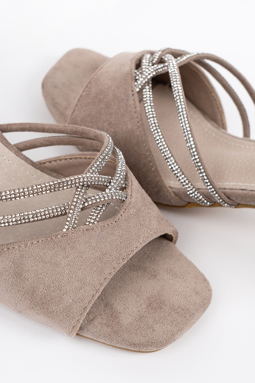 Sandfarbene Wildleder-Damen-Sandalen... Sandfarbene Wildleder-Damen-Sandalen...