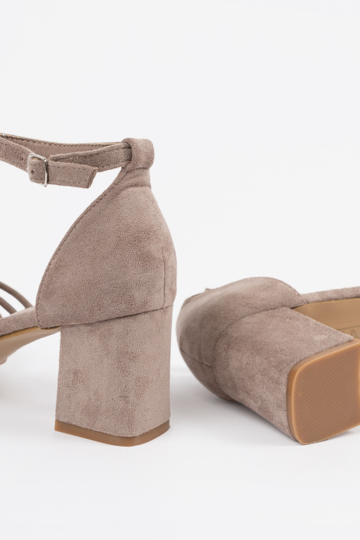 Sandfarbene Wildleder-Damen-Sandalen... Sandfarbene Wildleder-Damen-Sandalen...