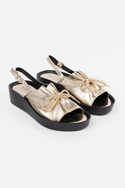 Goldfarbene Damen-Sandalen auf... Goldfarbene Damen-Sandalen auf...
