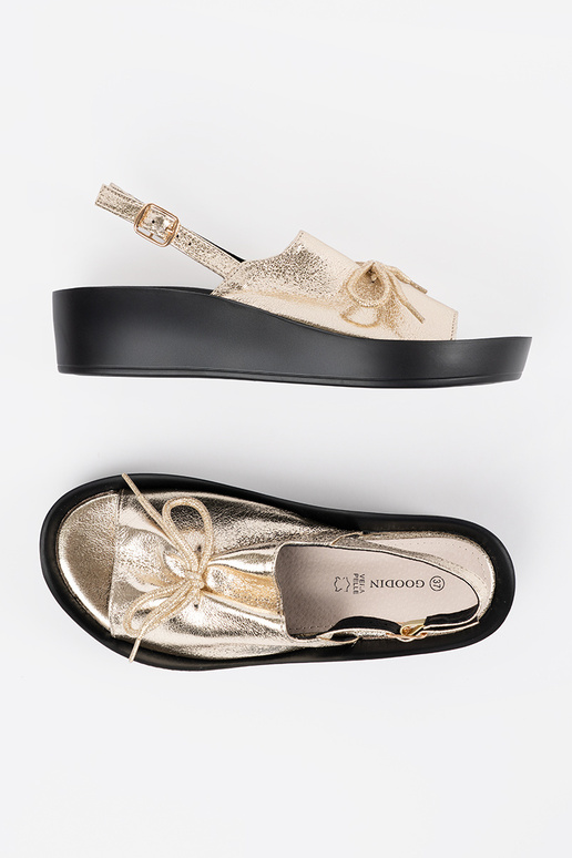Goldfarbene Damen-Sandalen auf... Goldfarbene Damen-Sandalen auf...