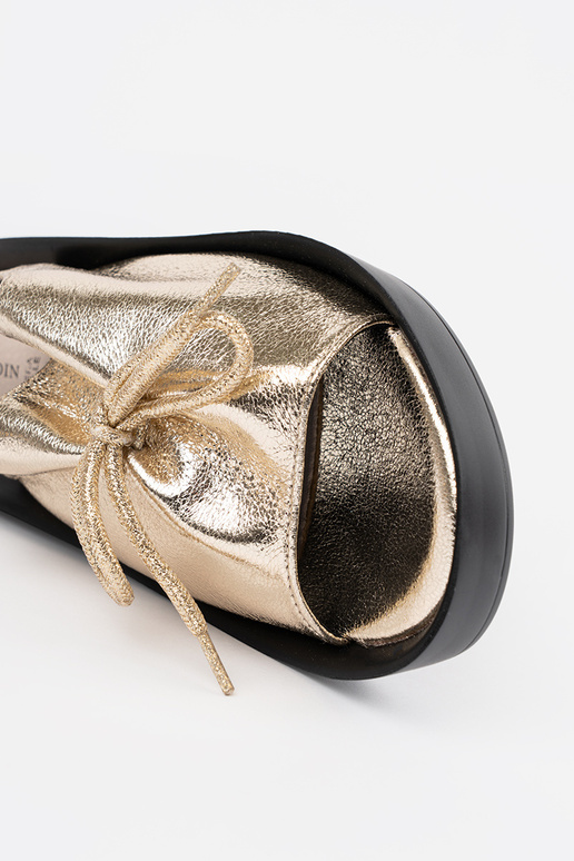 Goldfarbene Damen-Sandalen auf... Goldfarbene Damen-Sandalen auf...