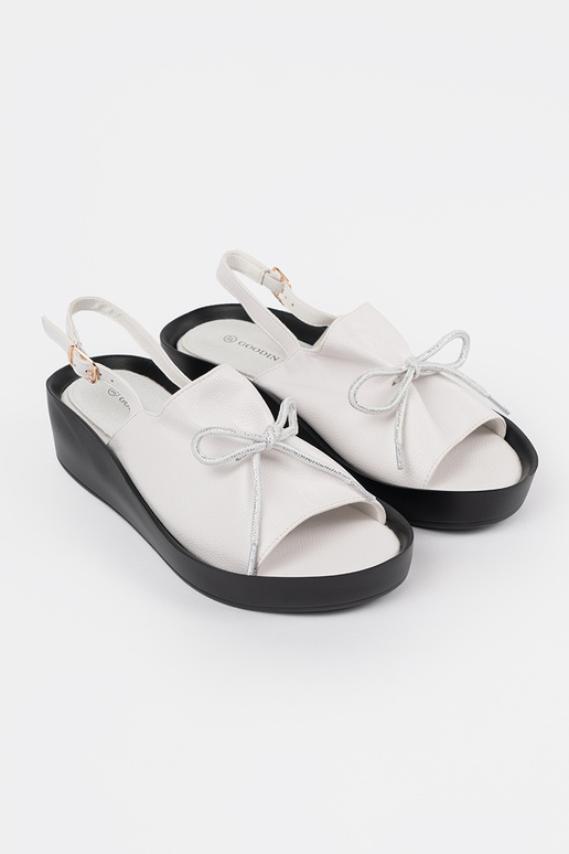Weiße Damen-Sandalen auf Plattform... Weiße Damen-Sandalen auf Plattform...