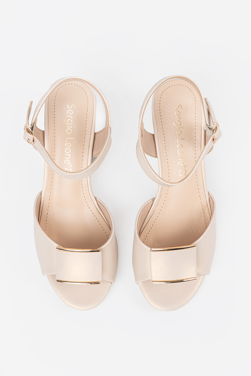 Braune Damen-Sandalen auf flachem... Braune Damen-Sandalen auf flachem...