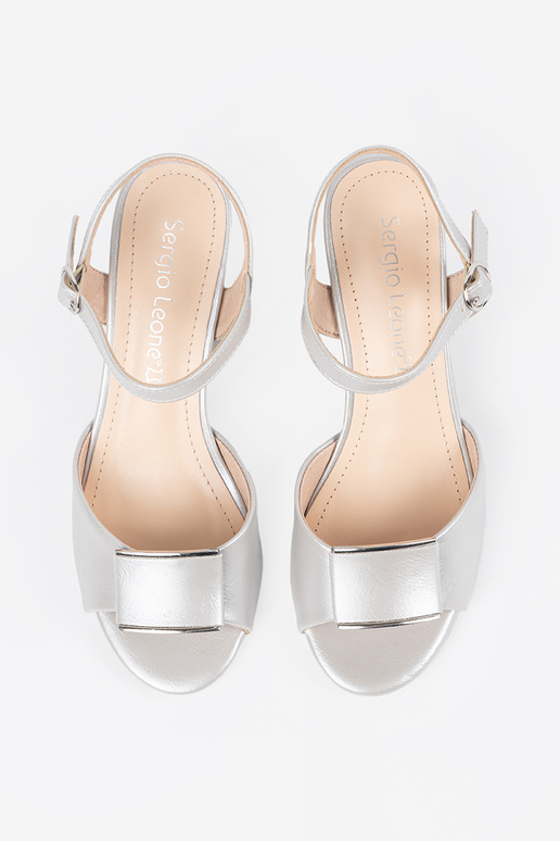 Goldfarbene Damen-Sandalen auf... Goldfarbene Damen-Sandalen auf...