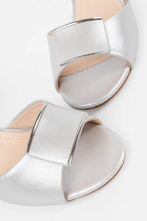 Goldfarbene Damen-Sandalen auf... Goldfarbene Damen-Sandalen auf...