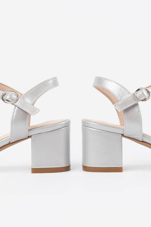 Goldfarbene Damen-Sandalen auf... Goldfarbene Damen-Sandalen auf...