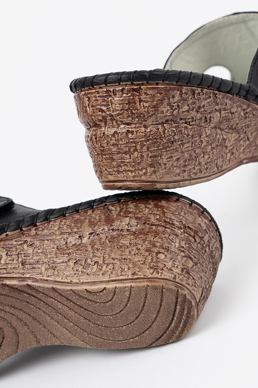 Pantoletten auf Plateau mit...