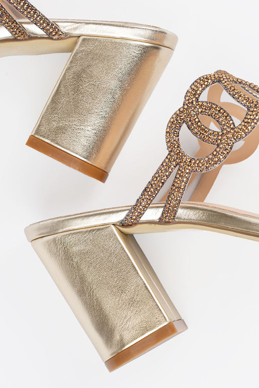 Goldfarbene Slipper mit Absatz,... Goldfarbene Slipper mit Absatz,...