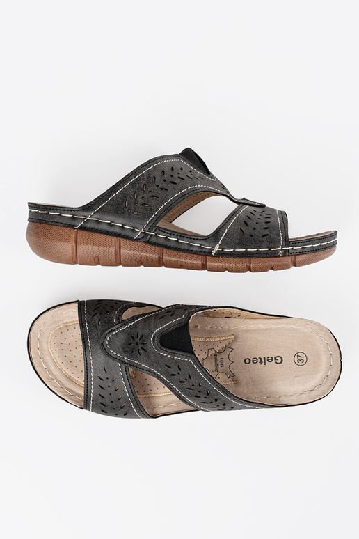 Hausschuhe mit Plateau in schwarzer... Hausschuhe mit Plateau in schwarzer...