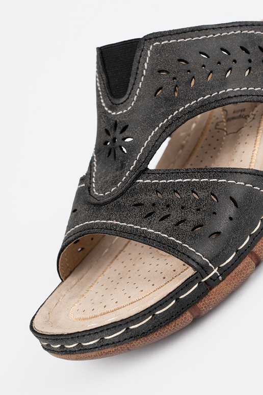 Hausschuhe mit Plateau in schwarzer... Hausschuhe mit Plateau in schwarzer...