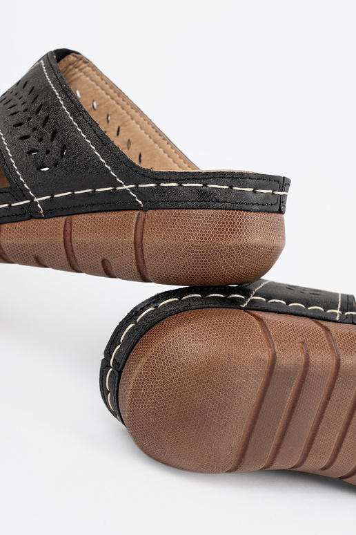 Hausschuhe mit Plateau in schwarzer... Hausschuhe mit Plateau in schwarzer...