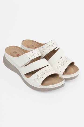 Schuhe auf niedriger... 2