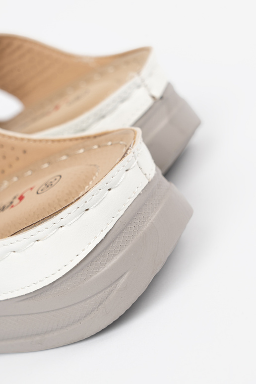 Schuhe auf niedriger Plattform in weiß