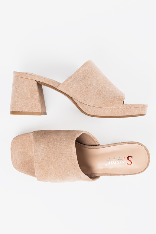 Damenpantoletten auf hohen Absätzen...