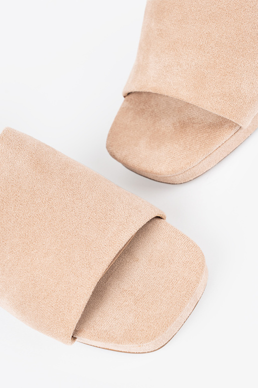 Damenpantoletten auf hohen Absätzen...