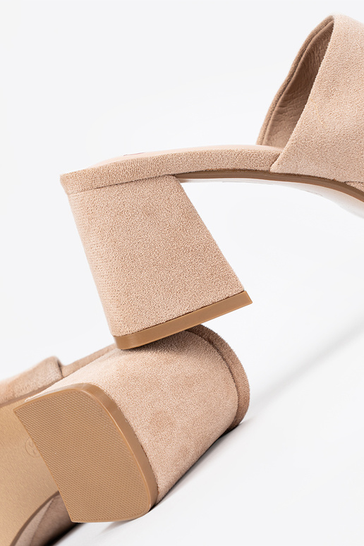 Damenpantoletten auf hohen Absätzen...