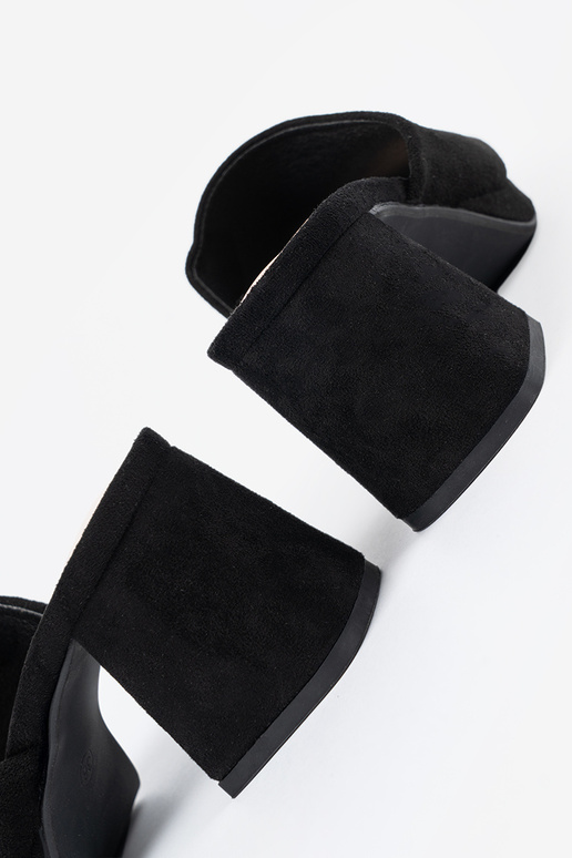 Damenpantoletten auf hohen Absätzen...