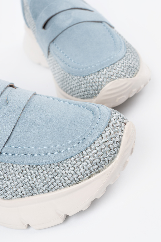 blaue Farbe Halbschuhe auf einer...