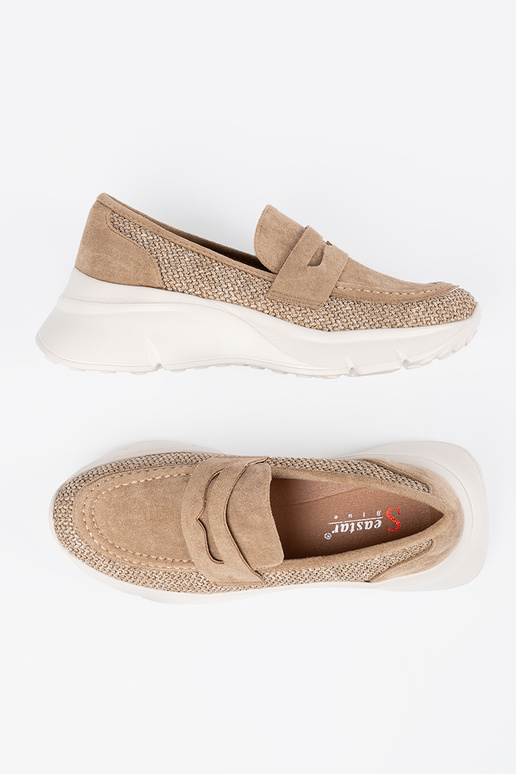 Beige Halbschuhe auf einer dicken Sohle