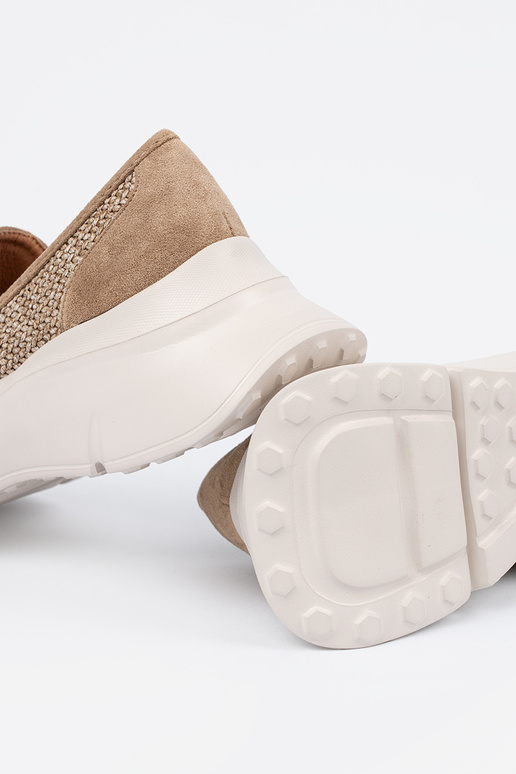 Beige Halbschuhe auf einer dicken Sohle