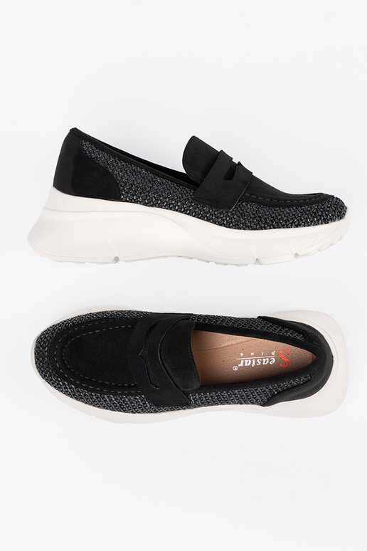 schZuarze Farbe Halbschuhe auf einer...