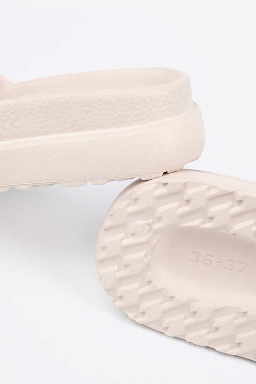 Hausschuhe Frauen mit einer Plattform...