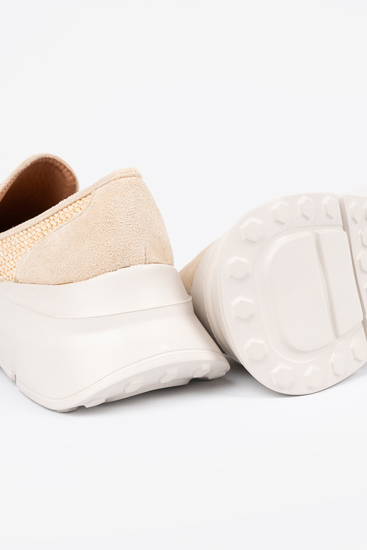 elfenbeinfarbe Halbschuhe auf einer...