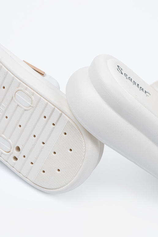 Weiße Schlappen mit goldenen...