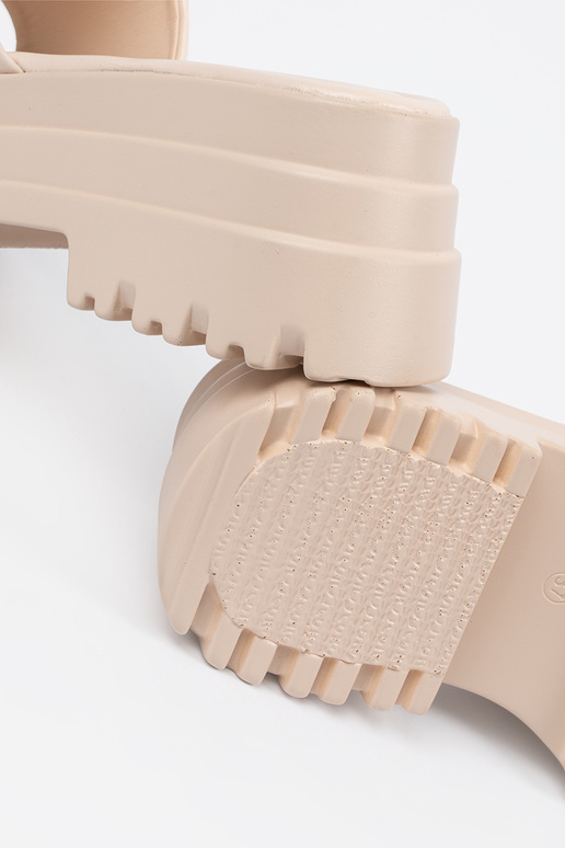 Hausschuhe mit einer Plattform hellBeige