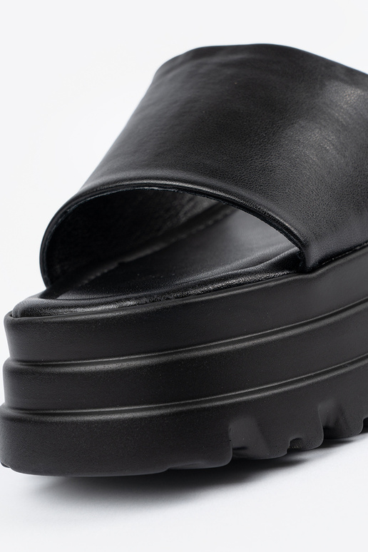 Hausschuhe mit einer Plattform...