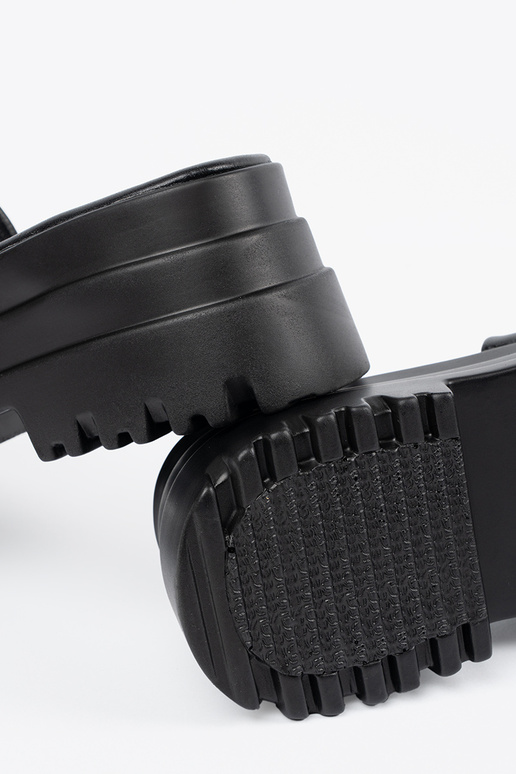 Hausschuhe mit einer Plattform...