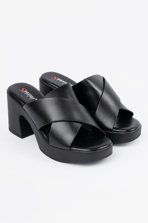 schZuarze Farbe Hausschuhe an der Ferse