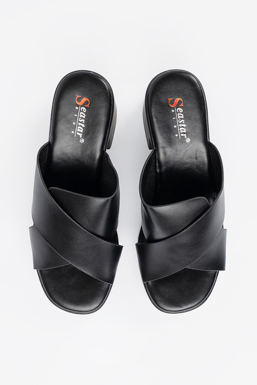 schZuarze Farbe Hausschuhe an der Ferse