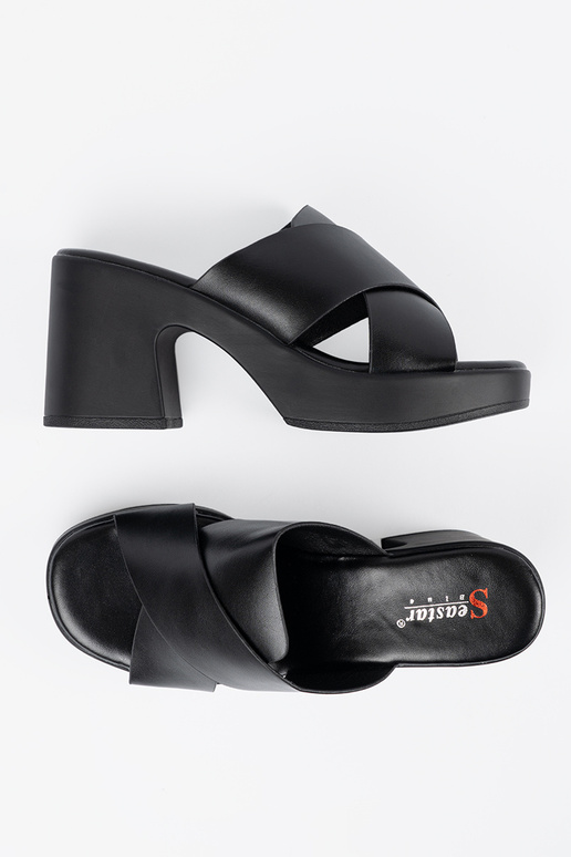 schZuarze Farbe Hausschuhe an der Ferse