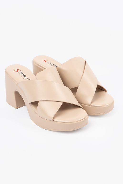 Beige Hausschuhe an der Ferse