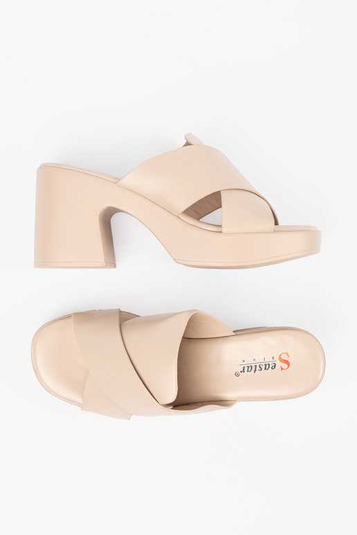 Beige Hausschuhe an der Ferse