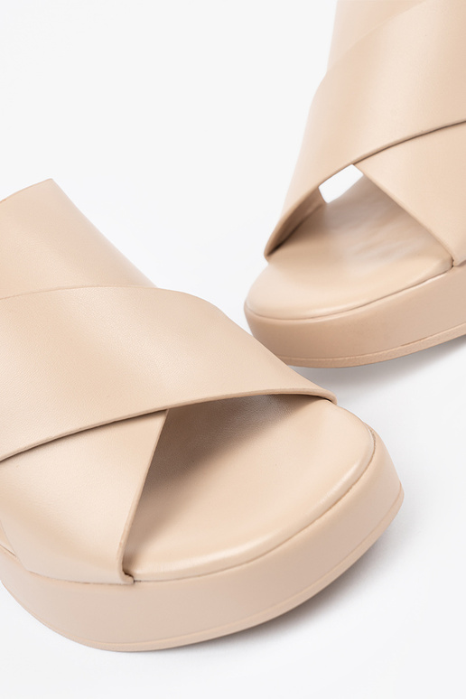 Beige Hausschuhe an der Ferse